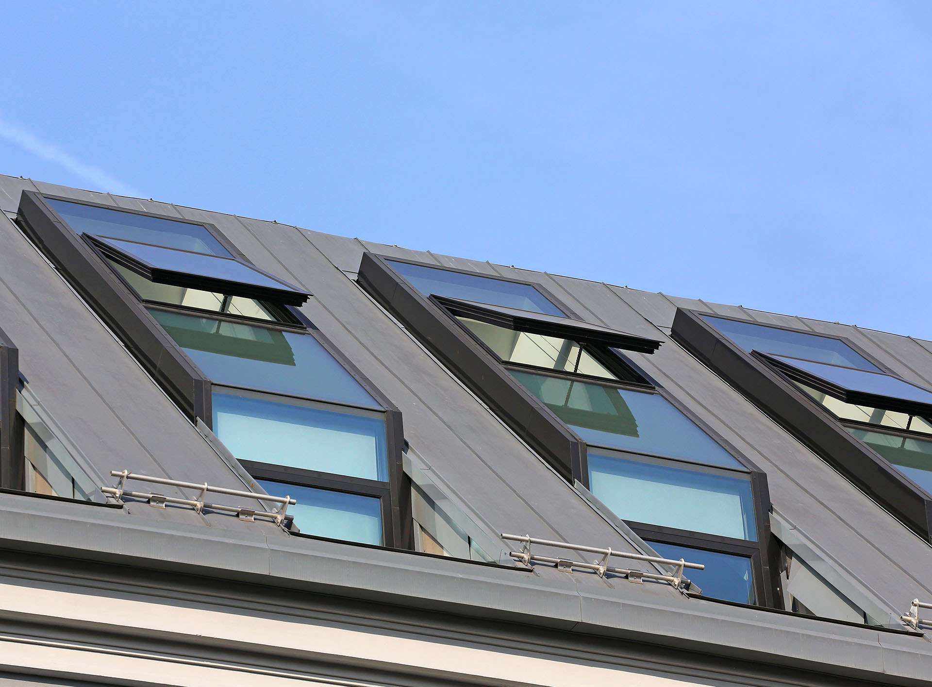 Moderne Dachfenster von außen mit Sonnenschutz 