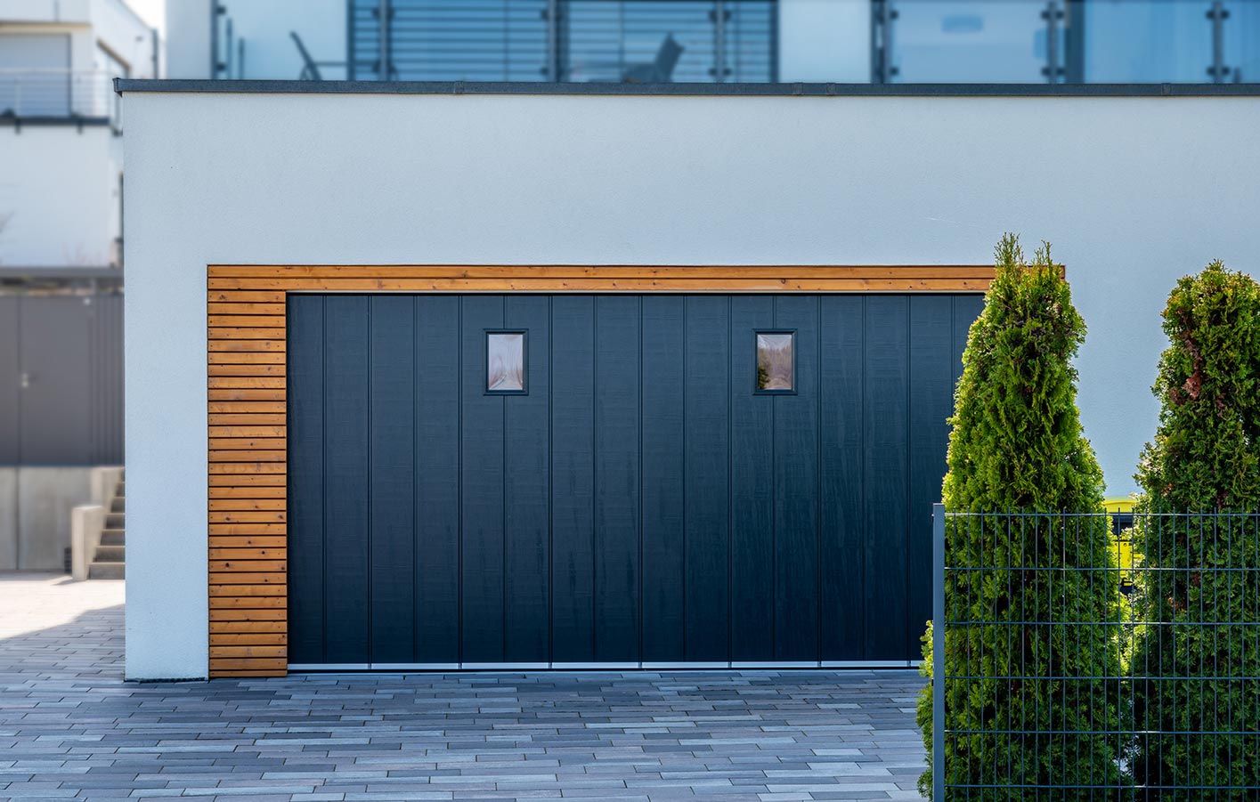 moderne Garage teilweise mit Holz Fassadenverkleidung